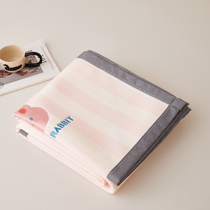 91家纺网 家纺一手货源 找家纺 怡家居 2024新款A类PE凉感提花加刺绣凉席三件套 米粉条纹兔