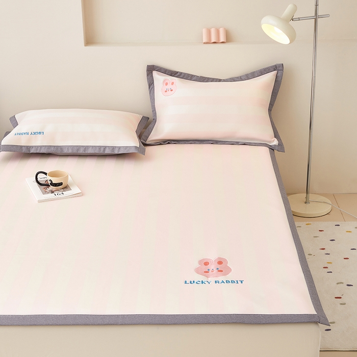 91家纺网 家纺一手货源 找家纺 怡家居 2024新款A类PE凉感提花加刺绣凉席三件套 米粉条纹兔