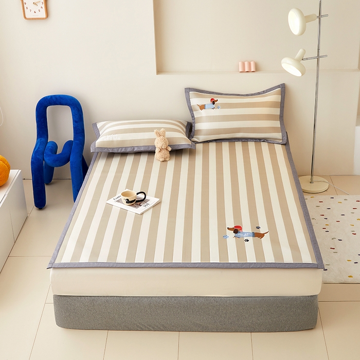 91家纺网 家纺一手货源 找家纺 怡家居 2024新款A类PE凉感提花加刺绣凉席三件套 米咖腊肠狗