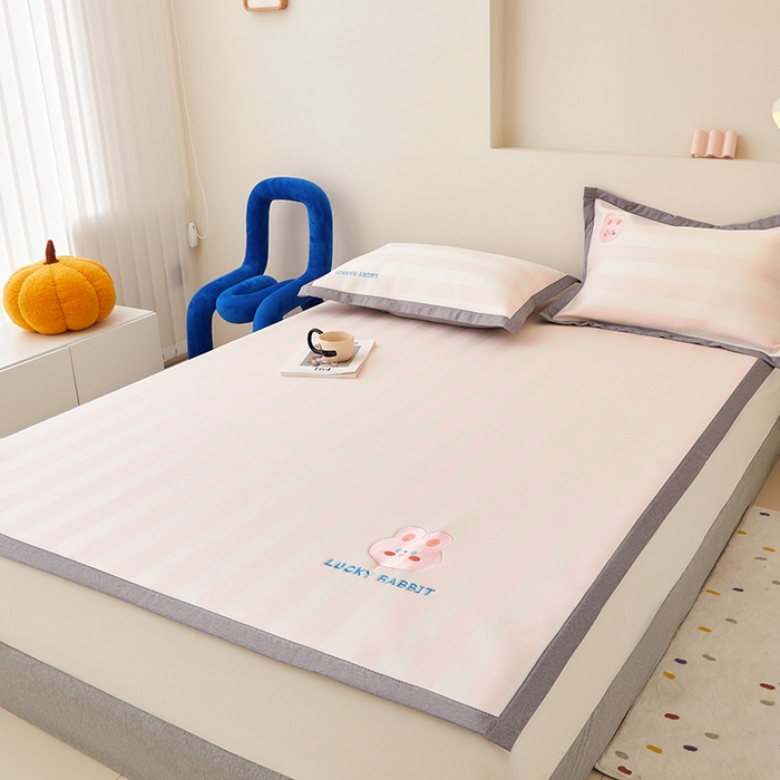 91家纺网 家纺一手货源 找家纺 怡家居 2024新款A类PE凉感提花加刺绣凉席三件套 米粉条纹兔