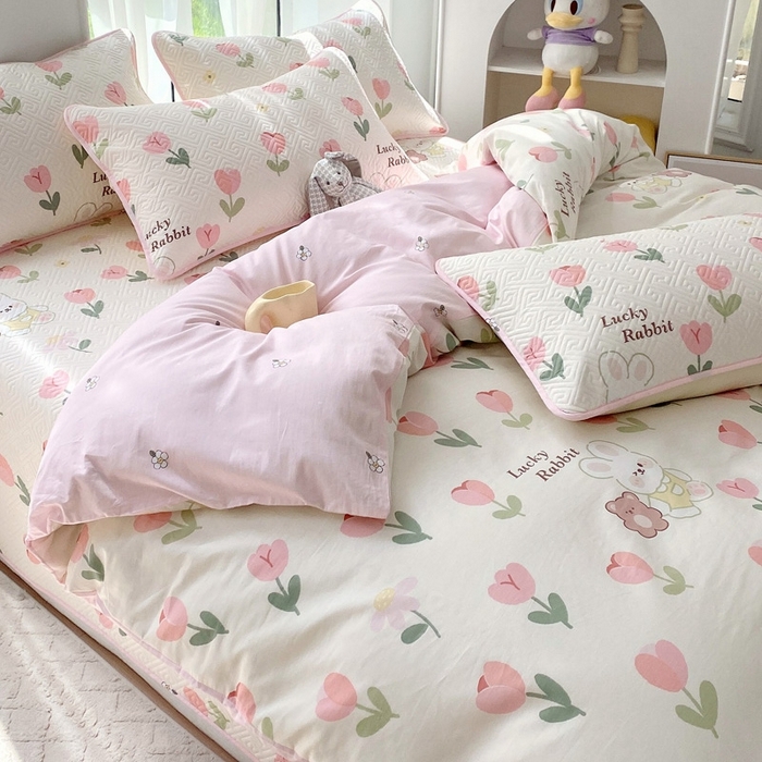 91家纺网 家纺一手货源 找家纺 羽爱家纺 2025新款A类双面全棉印花床盖套件 小幸运