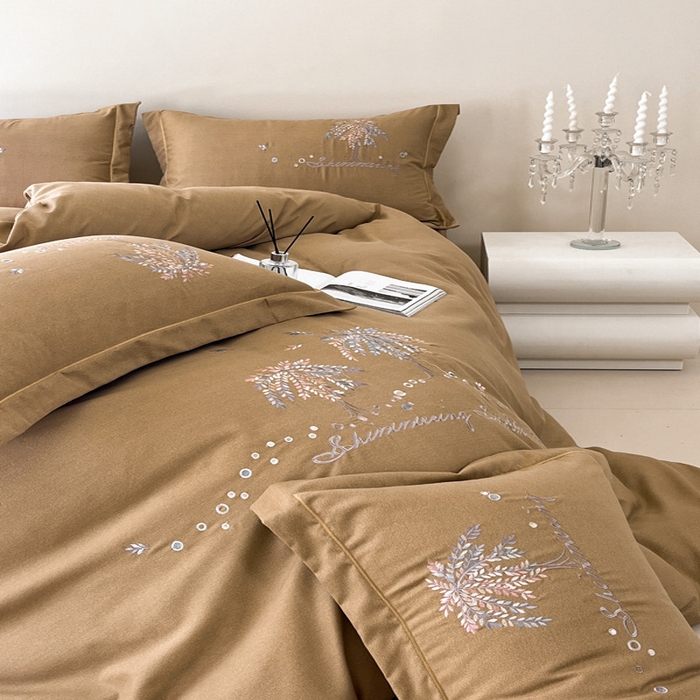 91家纺网 家纺一手货源 找家纺 艾迪尚家纺 2025新款纯色生态磨毛绣花单被套 幸福树-驼色