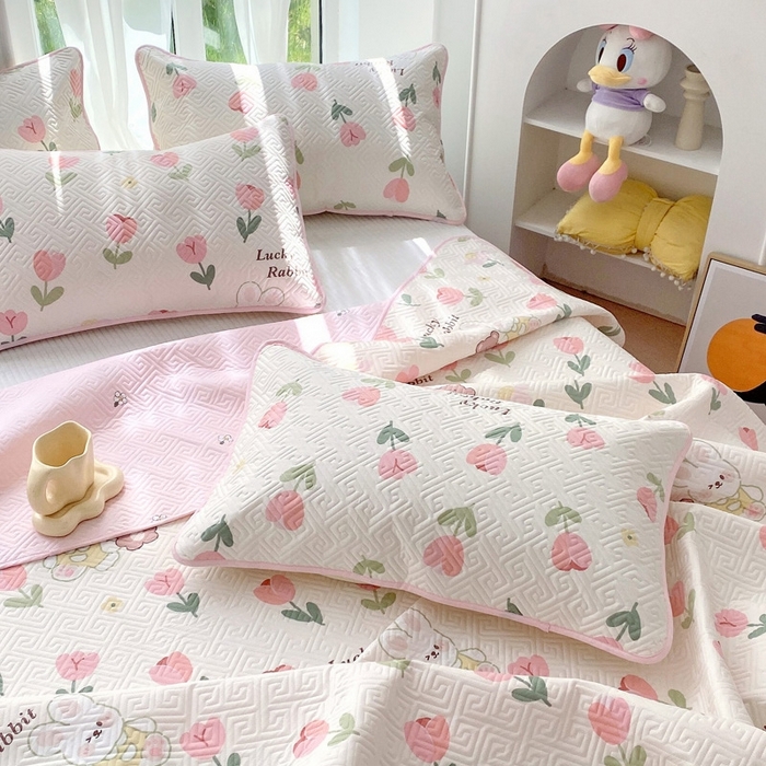 91家纺网 家纺一手货源 找家纺 羽爱家纺 2025新款A类双面全棉印花床盖套件 小幸运