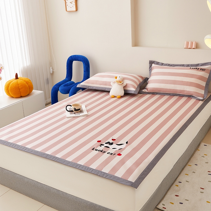 91家纺网 家纺一手货源 找家纺 怡家居 2024新款A类PE凉感提花加刺绣凉席三件套 米红条纹猫