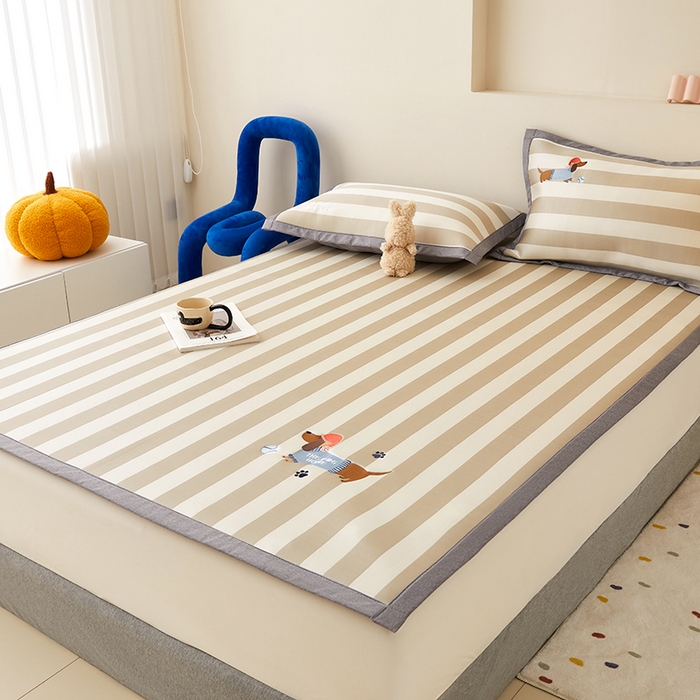 91家纺网 家纺一手货源 找家纺 怡家居 2024新款A类PE凉感提花加刺绣凉席三件套 米咖腊肠狗