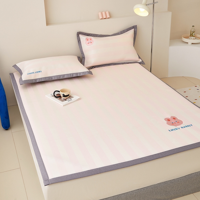 91家纺网 家纺一手货源 找家纺 怡家居 2024新款A类PE凉感提花加刺绣凉席三件套 米粉条纹兔