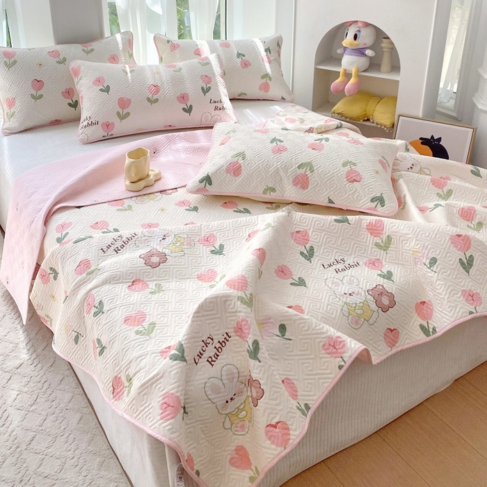 91家纺网 家纺一手货源 找家纺 羽爱家纺 2025新款A类双面全棉印花床盖套件 小幸运