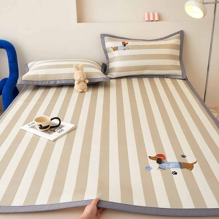 91家纺网 家纺一手货源 找家纺 怡家居 2024新款A类PE凉感提花加刺绣凉席三件套 米咖腊肠狗