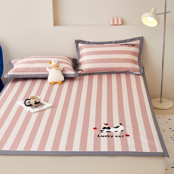 91家纺网 家纺一手货源 找家纺 怡家居 2024新款A类PE凉感提花加刺绣凉席三件套 米红条纹猫