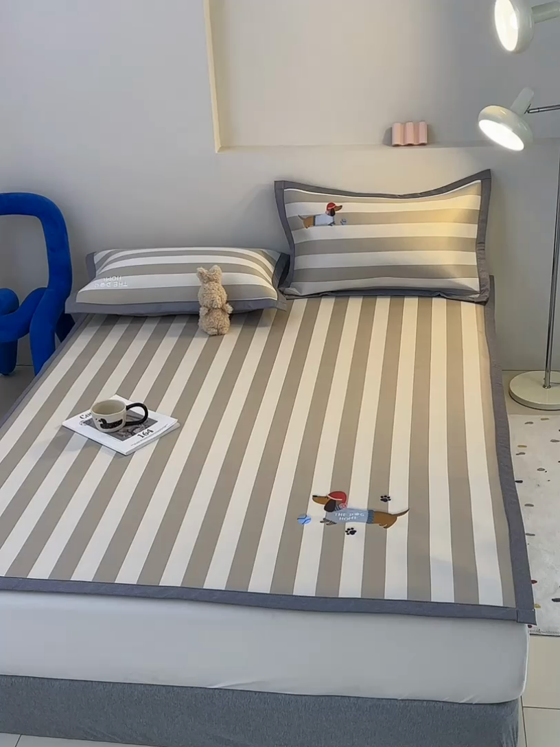 91家纺网 家纺一手货源 找家纺 怡家居 2024新款A类PE凉感提花加刺绣凉席三件套 米咖腊肠狗