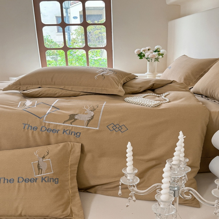 91家纺网 家纺一手货源 找家纺 艾迪尚家纺 2025新款纯色生态磨毛绣花四件套 麋鹿-驼色