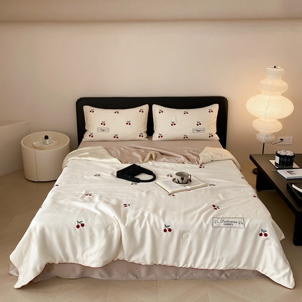 91家纺网 家纺一手货源 找家纺 （总）时亿  2024新款80支兰精天丝刺绣樱桃夏被