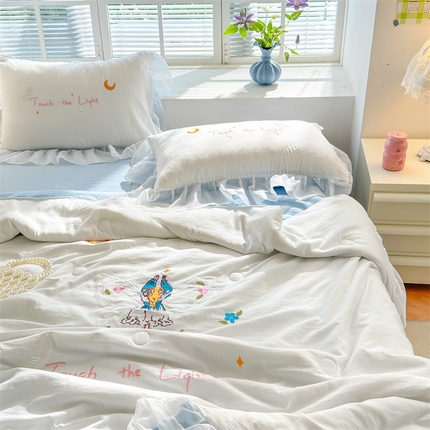 91家纺网 家纺一手货源 找家纺 花伞 2024新款甜梦少女刺绣雪纺加宽花边夏被四件套 追光-白