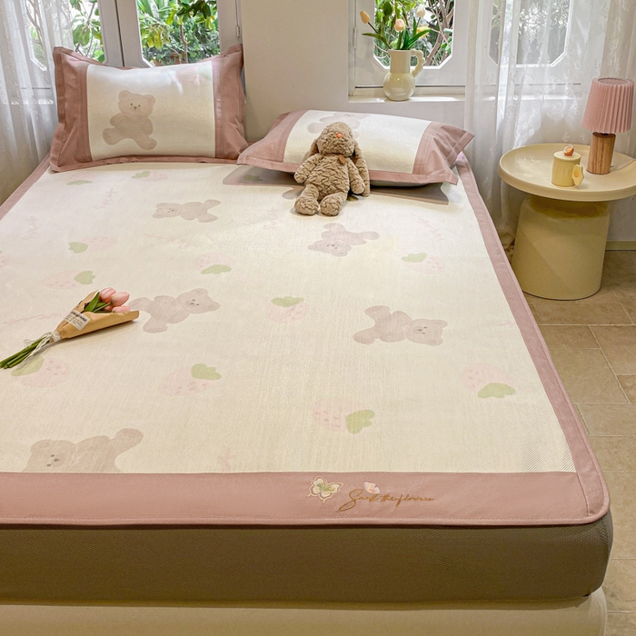 91家纺网 家纺一手货源 找家纺 慕澄2024新款A类时尚印花刺绣冰藤凉席 床笠款-草莓熊