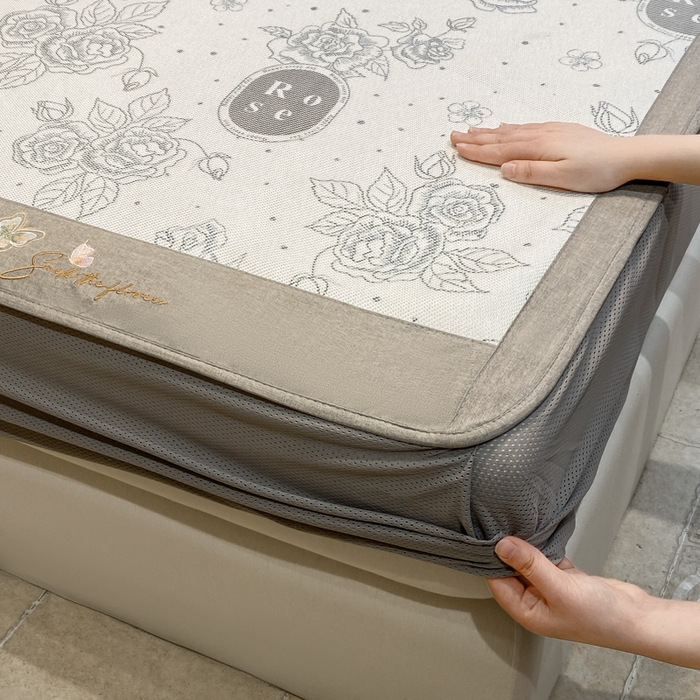 91家纺网 家纺一手货源 找家纺 慕澄2024新款A类时尚印花刺绣冰藤凉席 床笠款-黑玫瑰