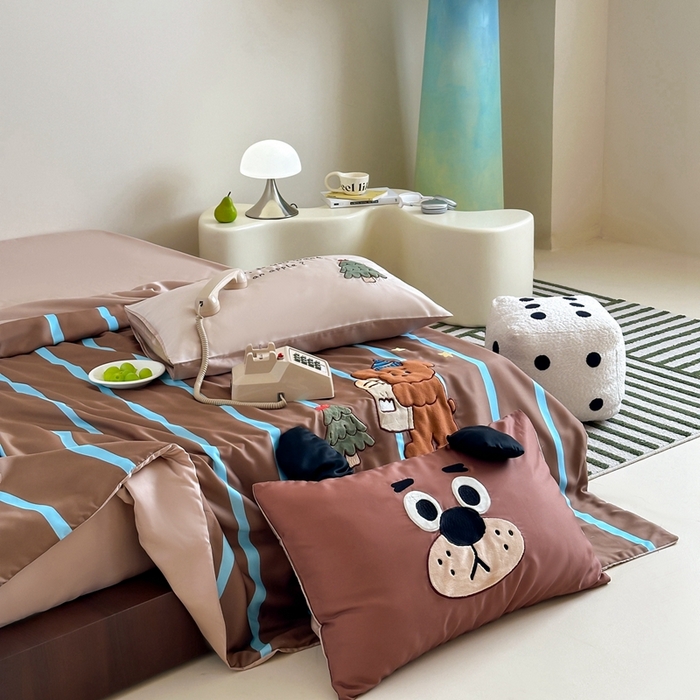 91家纺网 家纺一手货源 找家纺 黛舒家居 2024新款60支兰精天丝数码印花卡通刺绣夏被 小树熊