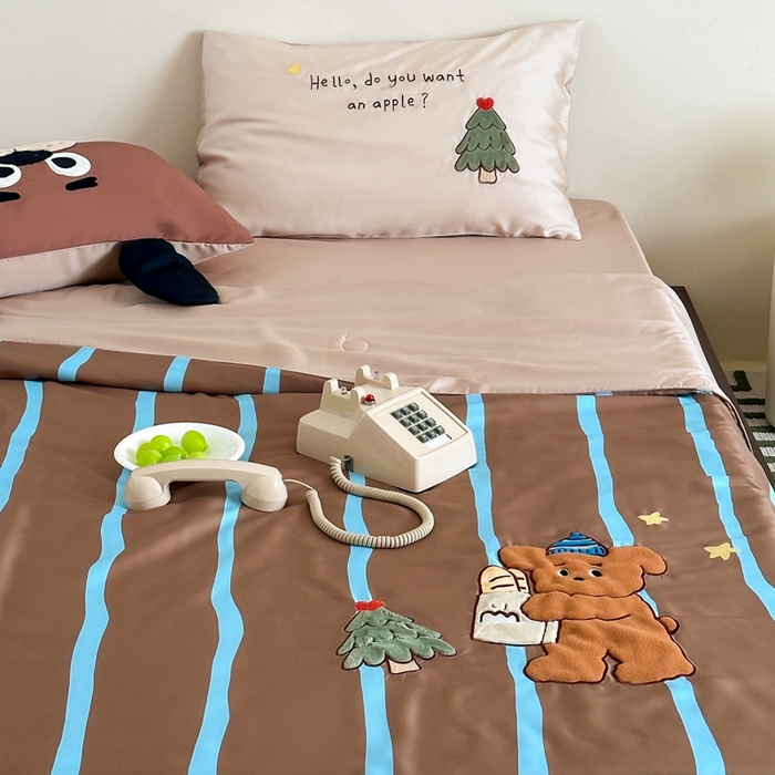 91家纺网 家纺一手货源 找家纺 黛舒家居 2024新款60支兰精天丝数码印花卡通刺绣夏被 小树熊