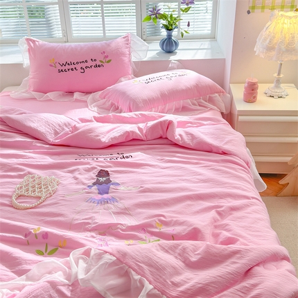 91家纺网 家纺一手货源 找家纺 花伞 2024新款甜梦少女刺绣雪纺加宽花边夏被四件套 秘密花园-粉