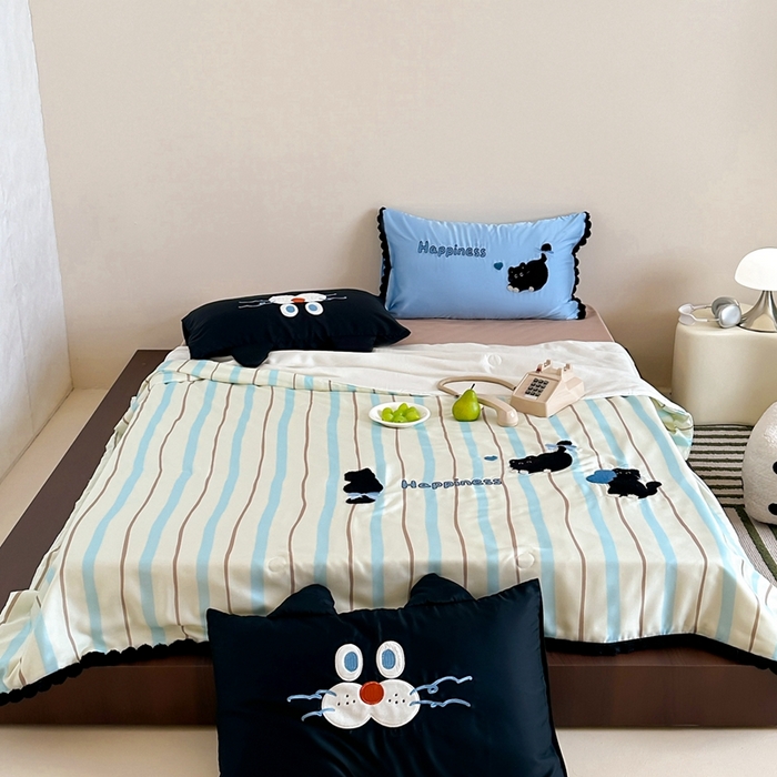 91家纺网 家纺一手货源 找家纺 黛舒家居 2024新款60支兰精天丝数码印花卡通刺绣夏被 黑色猫咪