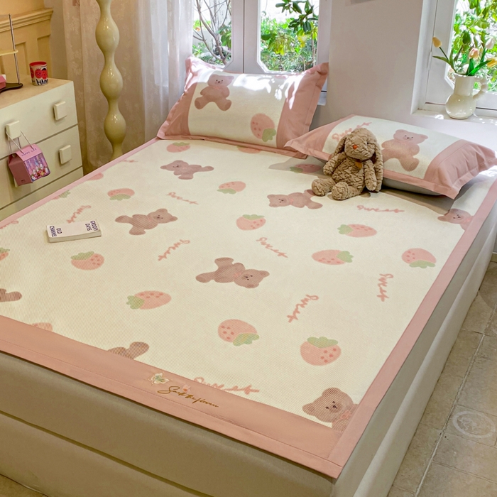 91家纺网 家纺一手货源 找家纺 慕澄2024新款A类时尚印花刺绣冰藤凉席 床席款-草莓熊