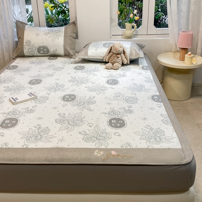 91家纺网 家纺一手货源 找家纺 慕澄2024新款A类时尚印花刺绣冰藤凉席 床笠款-黑玫瑰