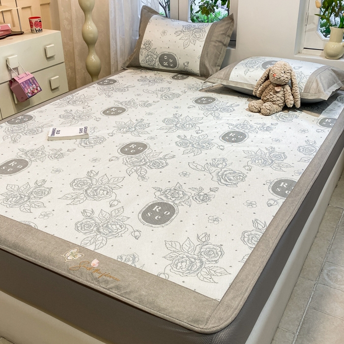 91家纺网 家纺一手货源 找家纺 慕澄2024新款A类时尚印花刺绣冰藤凉席 床笠款-黑玫瑰