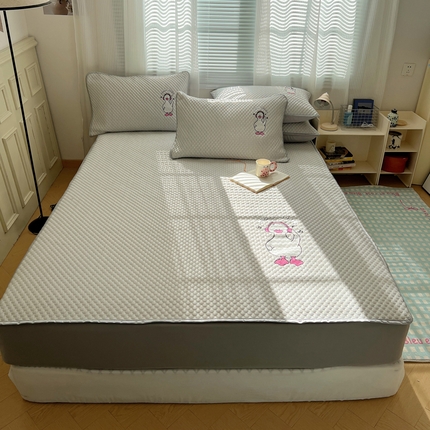 91家纺网 家纺一手货源 找家纺 （总）红嘴企鹅 2025新款凉豆豆绣花床笠凉席