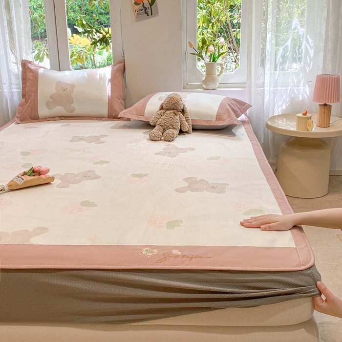 91家纺网 家纺一手货源 找家纺 慕澄2024新款A类时尚印花刺绣冰藤凉席 床笠款-草莓熊