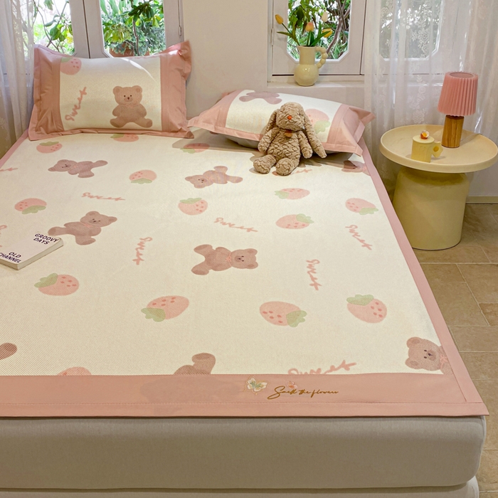 91家纺网 家纺一手货源 找家纺 慕澄2024新款A类时尚印花刺绣冰藤凉席 床席款-草莓熊