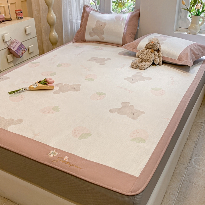 91家纺网 家纺一手货源 找家纺 慕澄2024新款A类时尚印花刺绣冰藤凉席 床笠款-草莓熊