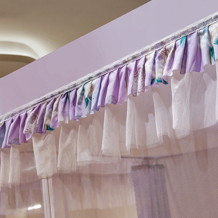 91家纺网 家纺一手货源 找家纺 艾晶美2025新款印花坐床式防摔遮光布帘蚊帐 英花小镇