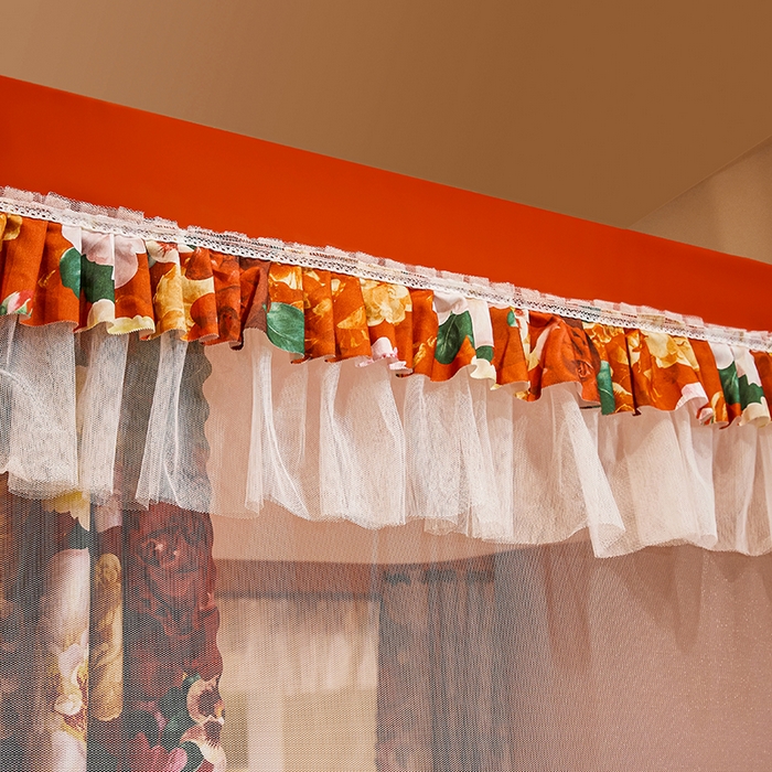 91家纺网 家纺一手货源 找家纺 艾晶美2025新款印花坐床式防摔遮光布帘蚊帐 红粉佳人