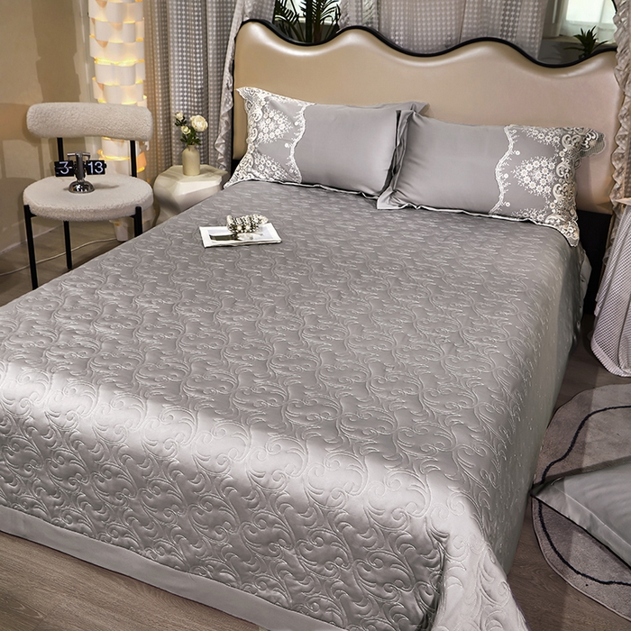 91家纺网 家纺一手货源 找家纺 罗艺轩 2024新款贡缎夹棉床盖--三件套（控价110元起） 简爱-星河银