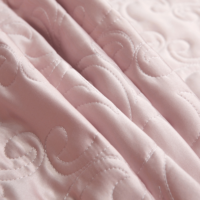 91家纺网 家纺一手货源 找家纺 罗艺轩 2024新款贡缎夹棉床盖--三件套（控价110元起） 简爱-温莎粉