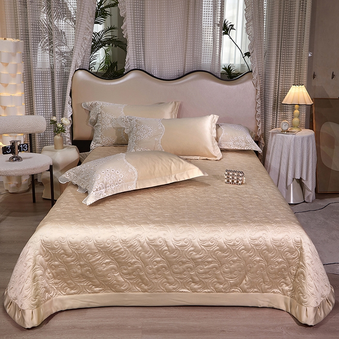 91家纺网 家纺一手货源 找家纺 罗艺轩 2024新款贡缎夹棉床盖--三件套（控价110元起） 简爱-香槟金