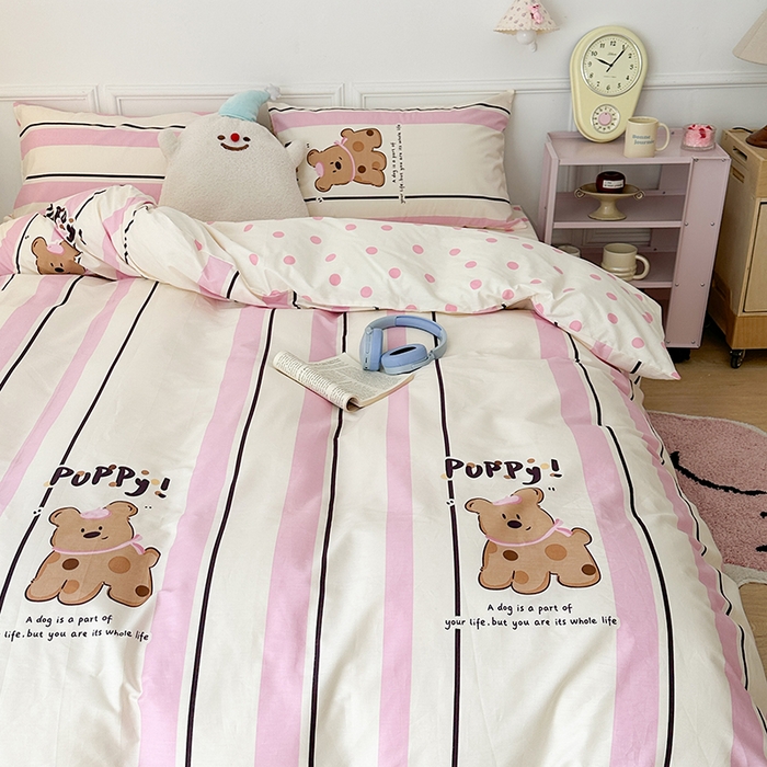 91家纺网 家纺一手货源 找家纺 昔可 2024新款全棉多巴胺卡通轻柔四件套系列 粉竖条小棕狗