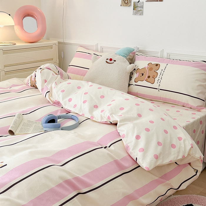 91家纺网 家纺一手货源 找家纺 昔可 2024新款全棉多巴胺卡通轻柔四件套系列 粉竖条小棕狗