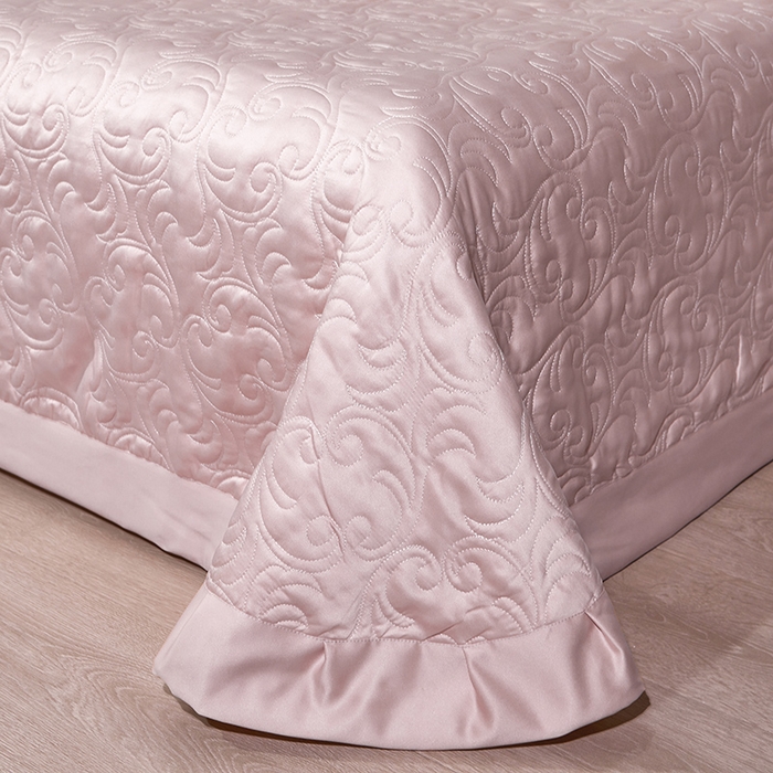 91家纺网 家纺一手货源 找家纺 罗艺轩 2024新款贡缎夹棉床盖--三件套（控价110元起） 简爱-温莎粉