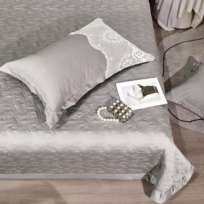 91家纺网 家纺一手货源 找家纺 罗艺轩 2024新款贡缎夹棉床盖--三件套（控价110元起） 简爱-星河银