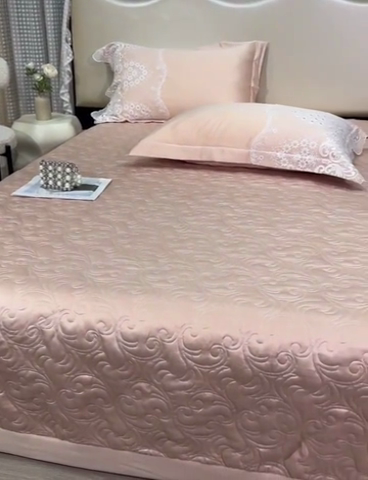 91家纺网 家纺一手货源 找家纺 （总）罗艺轩 2024新款贡缎夹棉床盖--三件套（控价110元起）