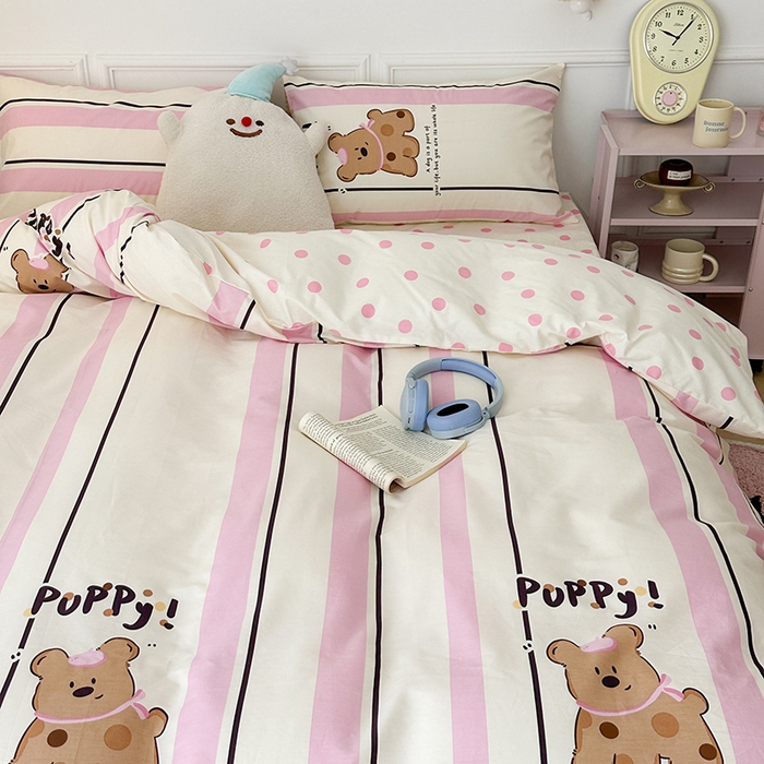 91家纺网 家纺一手货源 找家纺 昔可 2024新款全棉多巴胺卡通轻柔四件套系列 粉竖条小棕狗