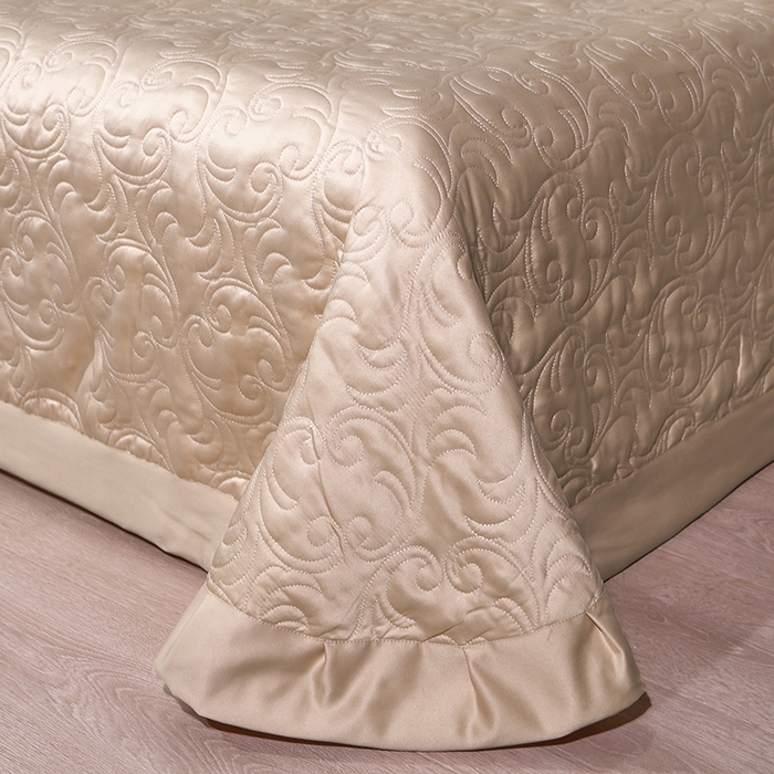 91家纺网 家纺一手货源 找家纺 罗艺轩 2024新款贡缎夹棉床盖--三件套（控价110元起） 简爱-香槟金