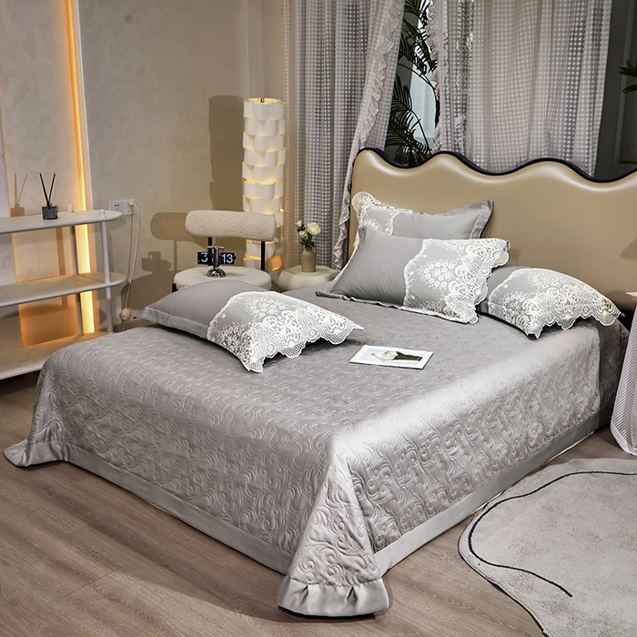 91家纺网 家纺一手货源 找家纺 罗艺轩 2024新款贡缎夹棉床盖--三件套（控价110元起） 简爱-星河银