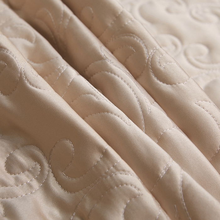 91家纺网 家纺一手货源 找家纺 罗艺轩 2024新款贡缎夹棉床盖--三件套（控价110元起） 简爱-香槟金