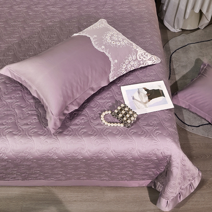 91家纺网 家纺一手货源 找家纺 罗艺轩 2024新款贡缎夹棉床盖--三件套（控价110元起） 简爱-华丽紫