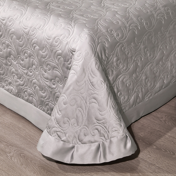 91家纺网 家纺一手货源 找家纺 罗艺轩 2024新款贡缎夹棉床盖--三件套（控价110元起） 简爱-星河银