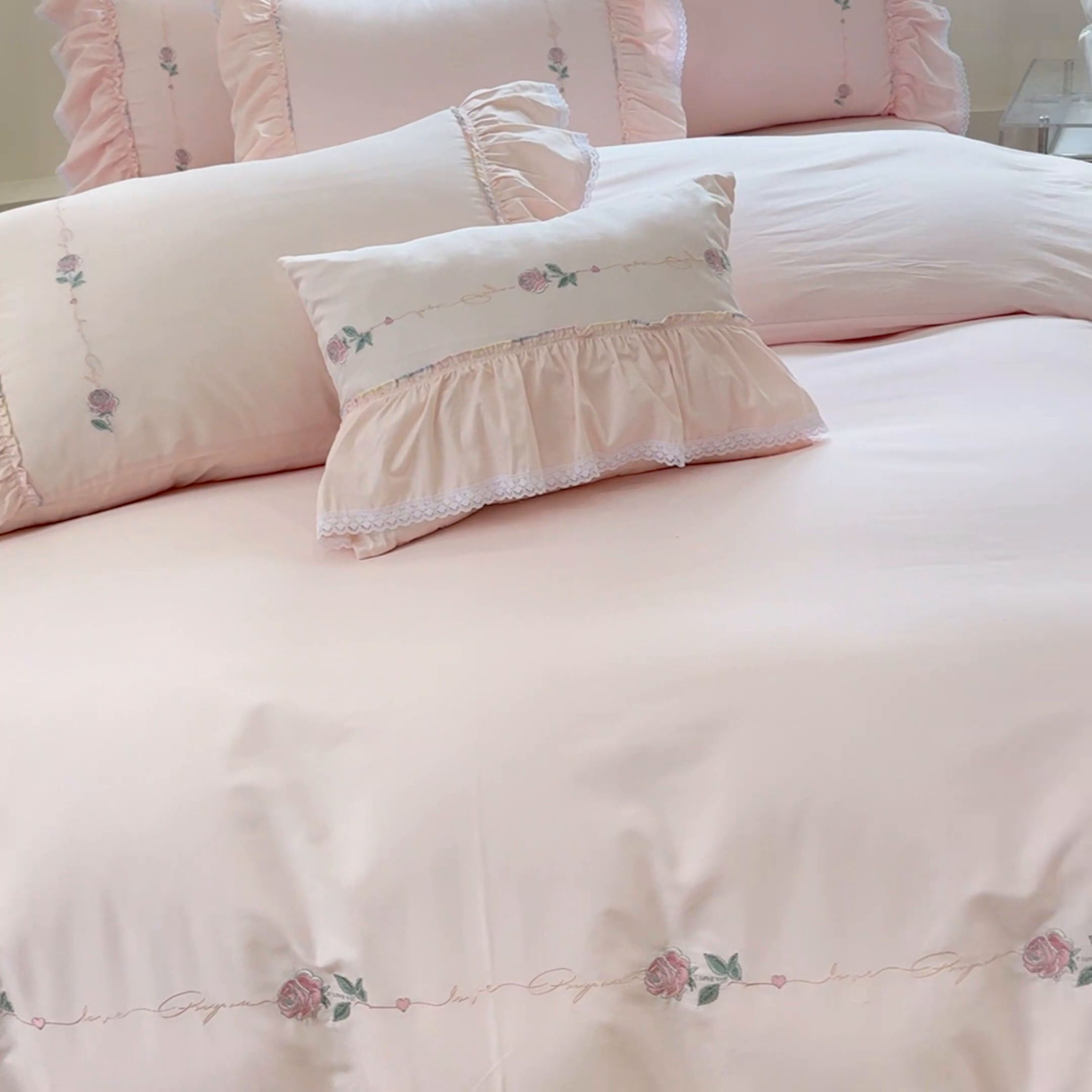 91家纺网 家纺一手货源 找家纺 亲亲公主 2025新款亲肤舒适全棉绣花公主风四件套-彩色玫瑰（实拍图） 彩色玫瑰-粉