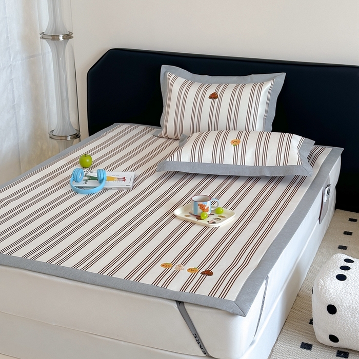 91家纺网 家纺一手货源 找家纺 时年家纺 2024新款条纹刺绣冰丝凉席--床席款 床席款-好事花生