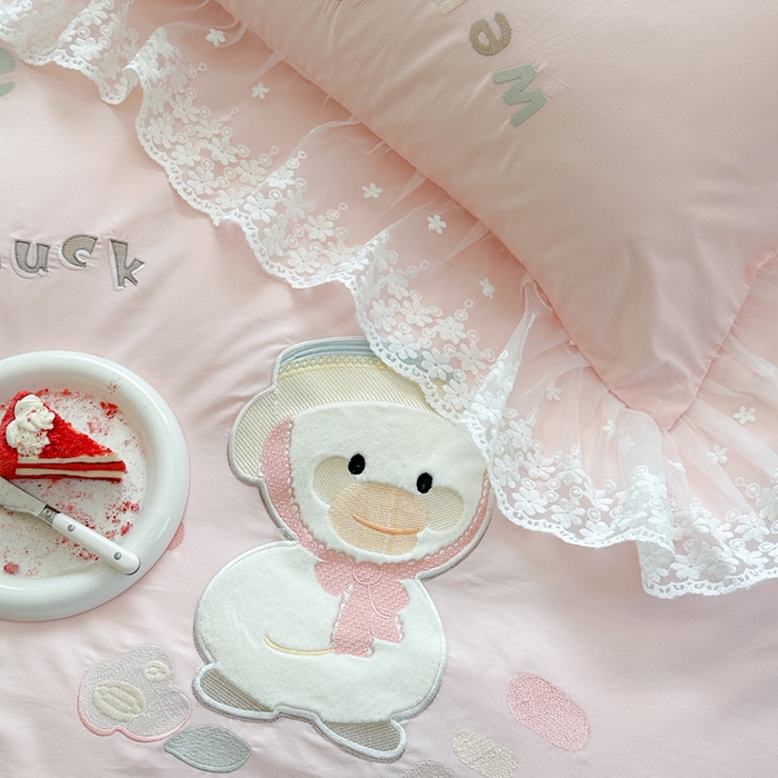 91家纺网 家纺一手货源 找家纺 亲亲公主 2025新款全棉卡通绣花四件套-快乐丫丫 快乐丫丫-粉玉色
