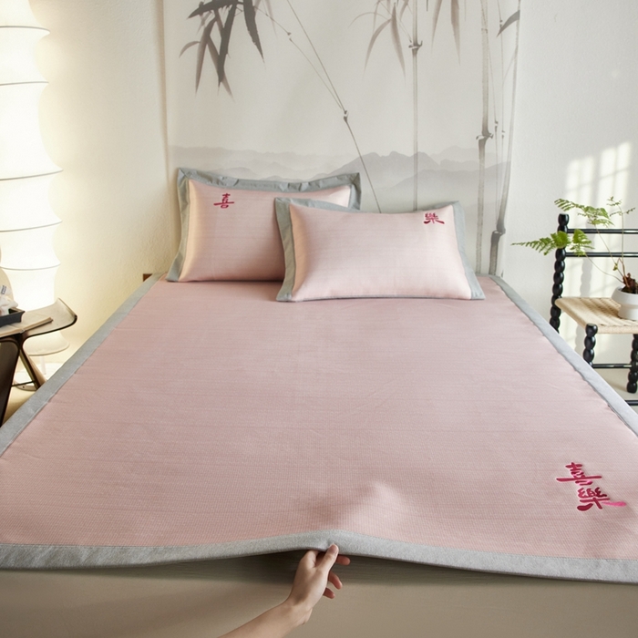 91家纺网 家纺一手货源 找家纺 时年家纺 2024新款喜乐刺绣冰藤席 喜乐粉